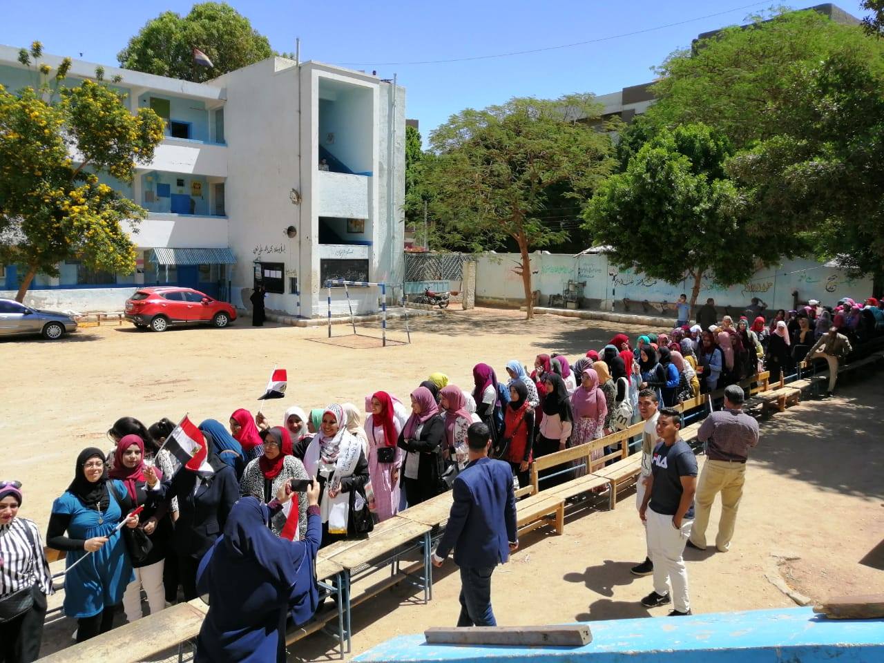  طلاب "آداب قنا" يدلون بأصواتهم في استفتاء