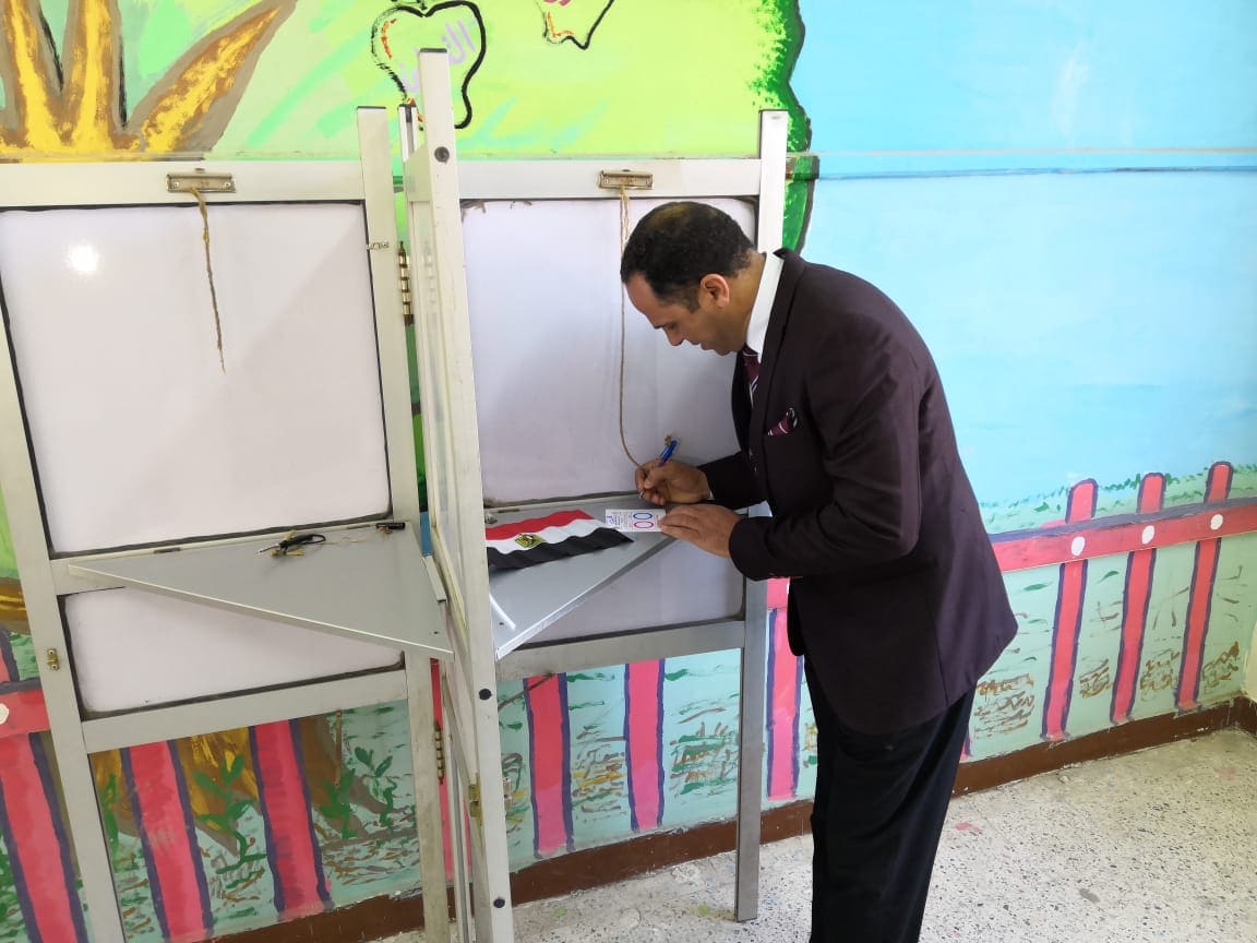الدكتور عبيد صالح رئيس جامعة دمنهور يدلي بصوته في الاستفتاء علي التعديلات الدستورية