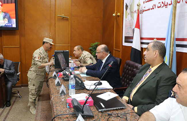 لليوم الثالث محافظ القاهرة يتابع سير الاستفتاء من غرفة العمليات المركزية 