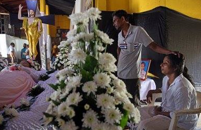 أودت بـ قتيلا ونحو  جريح ملامح الحزن في سريلانكا بعد تفجيرات أمس | صور 