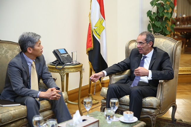 وزير الاتصالات يبحث مع LG العالمية المشاركة في تصنيع التابلت في مصر | صور