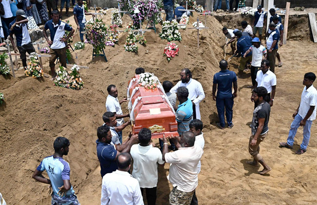ملامح الحزن تخيم على المواطنين في سريلانكا أثناء دفن ضحايا تفجيرات الأحد | صور 