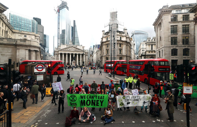 محتجون على تغير المناخ في بريطانيا يستهدفون بورصة لندن |صور