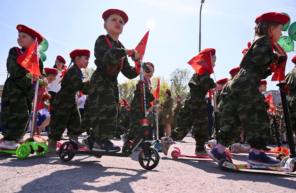 أطفال بالزي العسكري في روسيا 