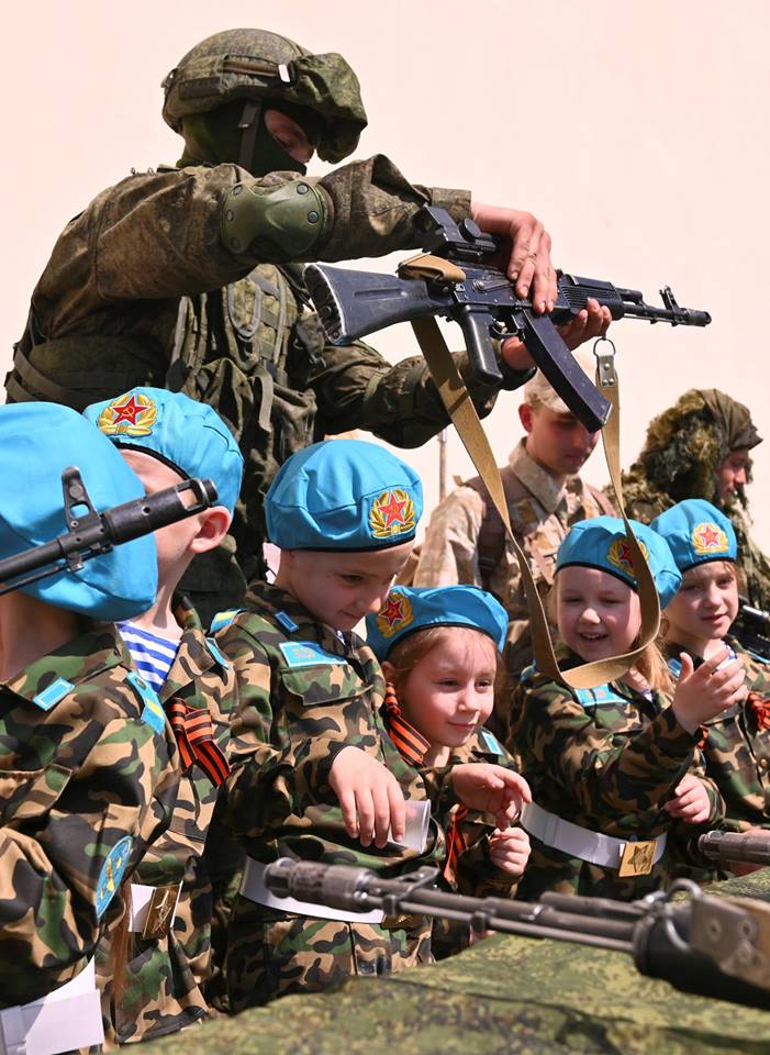 أطفال بالزي العسكري في روسيا 