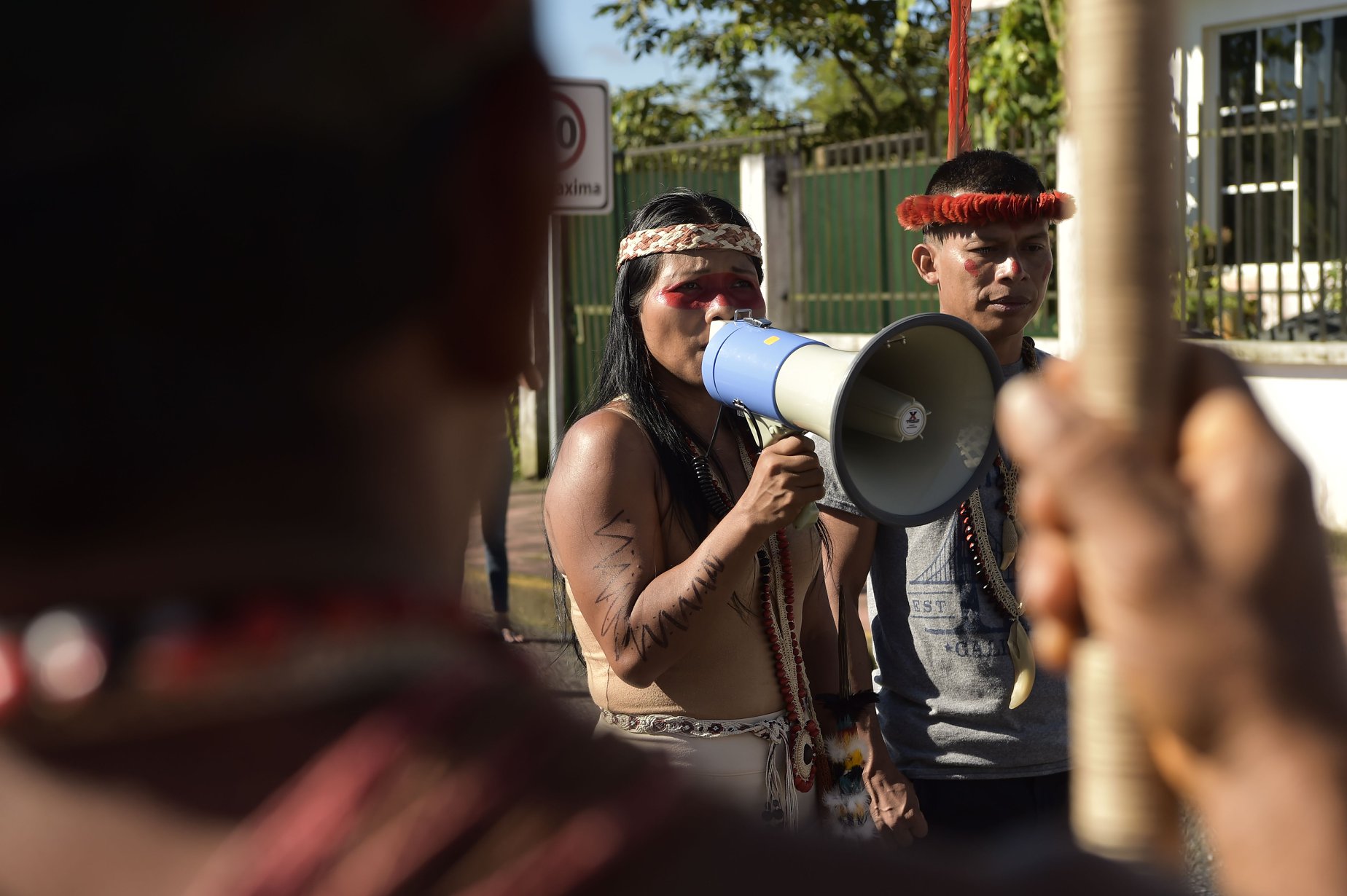 سكان أصليون في الإكوادور يتظاهرون لمنع شركات النفط من الاستيلاء على أراضيهم 