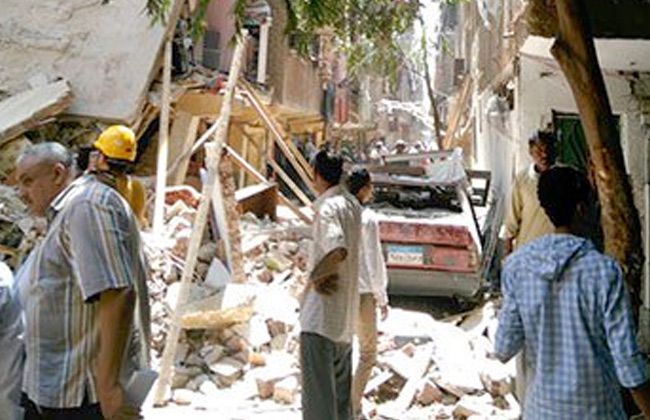 رئيس حي الزاوية الحمراء يتابع تسكين المضارين من انهيار عقار شارع محمود عبدالسلام