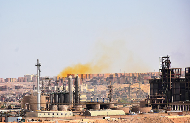 رصد انبعاث أدخنة من مصنع كيما بأسوان