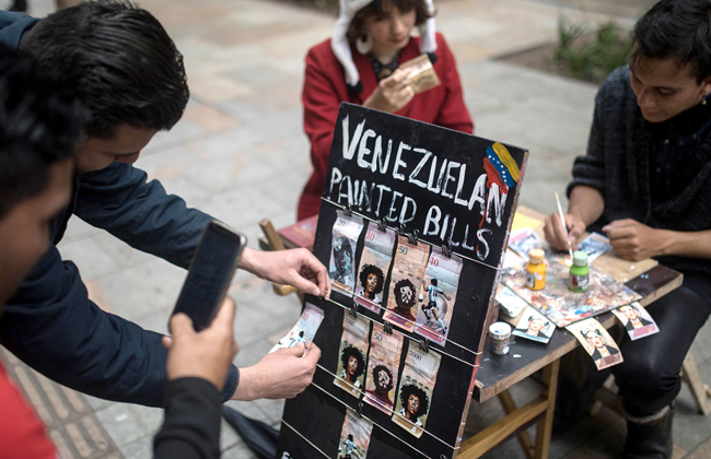 تشي جيفارا وإسكوبار وفريدا كالو في خندق واحد لرفع قيمة العملة الفنزويلية