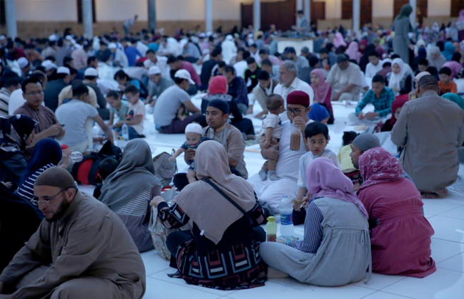 موائد الإفطار الجماعي تزين الأحياء والقرى فى رمضان وكريمة دعا إليها الرسول