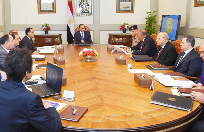 الرئيس السيسي يعقد اجتماعا مع رئيس الوزراء وكبار المسئولين لمتابعة توفير  السلع الأساسية في رمضان - بوابة الأهرام