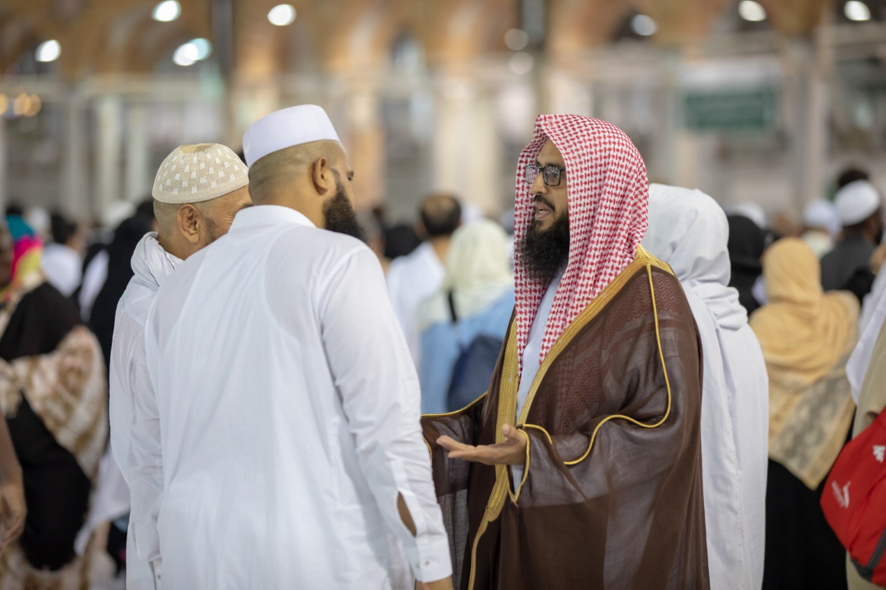هيئة المسجد الحرام تبدأ تنفيذ برنامج توعية بلغتكم | صور