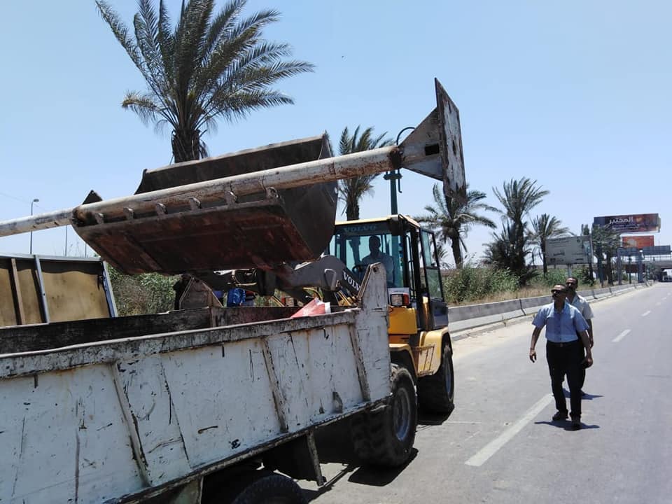 حملة مكبرة لإزالة الإعلانات المخالفة بطريق الإسكندرية الصحراوي