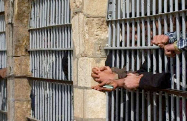 إضراب معتقلين فلسطينيين  يوما عن الطعام في سجون الاحتلال الإسرائيلي