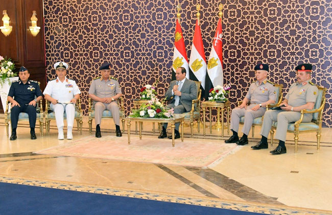 الرئيس السيسي خلال لقاء قادة القوات المسلحة الشعب يقدر دوركم المخلص في حماية أمن مصر القومي| صور وفيديو