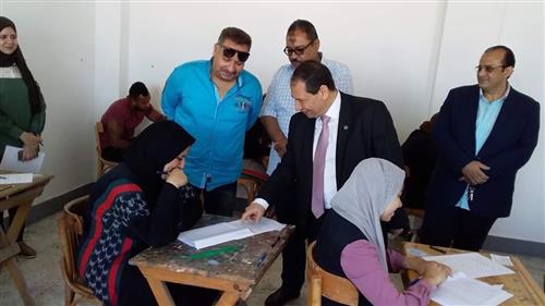 رئيس جامعة بورسعيد يتفقد سير أعمال الامتحانات بكلية التربية النوعية | صور
