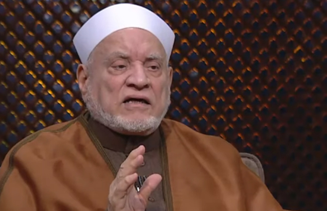أحمد عمر هاشم ترك تشهد الوسط لا يبطل الصلاة لأنه سنة | فيديو