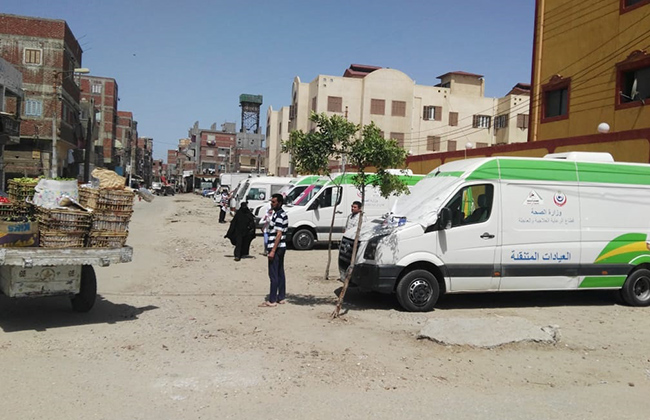 فحص  مواطن في قافلة طبية بقرية شطا في دمياط | صور