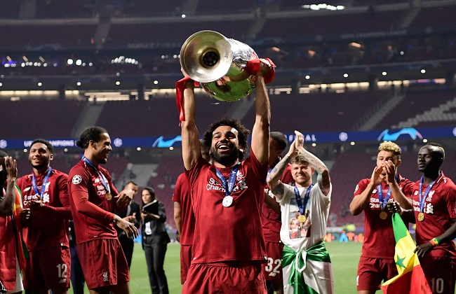 محمد صلاح يصل نجريج ويهدي أهالي القرية تيشيرتات ليفربول