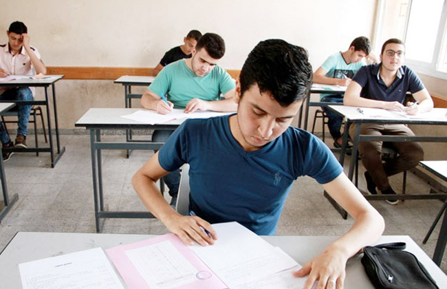 طلاب الثانوية العامة يواصلون ماراثون الامتحانات اليوم  بـالاستاتيكا