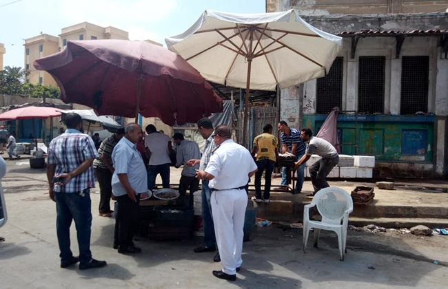 حملة مكبرة لإزالة الإشغالات بمحيط قلعة قايتباي وحلقة السمك بالإسكندرية | صور