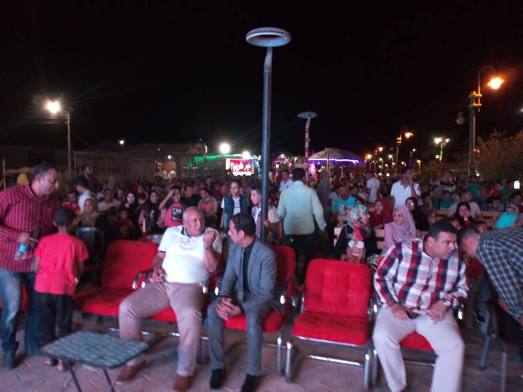 المواطنون بالوادي الجديد أثناء مشاهدة مباراة مصر وزيمبابوي