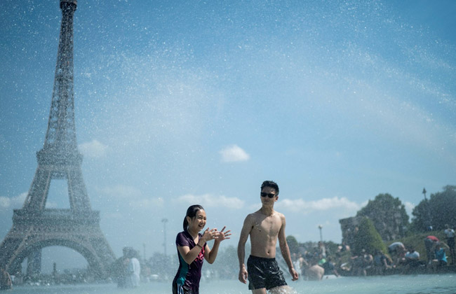 باريس والصيف ضحك ولعب وحب تحت ظلال نهر السين وبرج إيفل| صور 