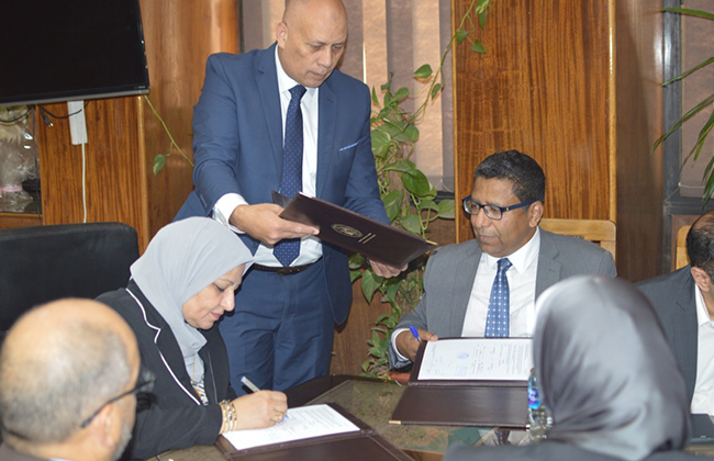 المصرية لنقل الكهرباء توقع عقدين مع شركة سيمنس | صور