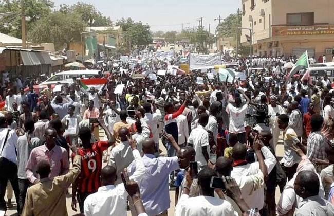 قادة الاحتجاجات في السودان يلغون الدعوة إلى عصيان مدني بعد التوصل إلى اتفاق مع المجلس العسكري