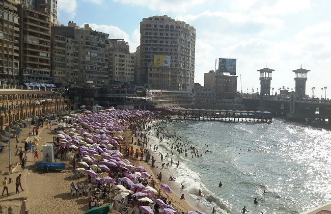 إقبال كبير على شواطئ عروس البحر في ثاني أيام العيد| صور