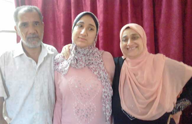 هدير علاء محمد أبو عجور مع عائلتها