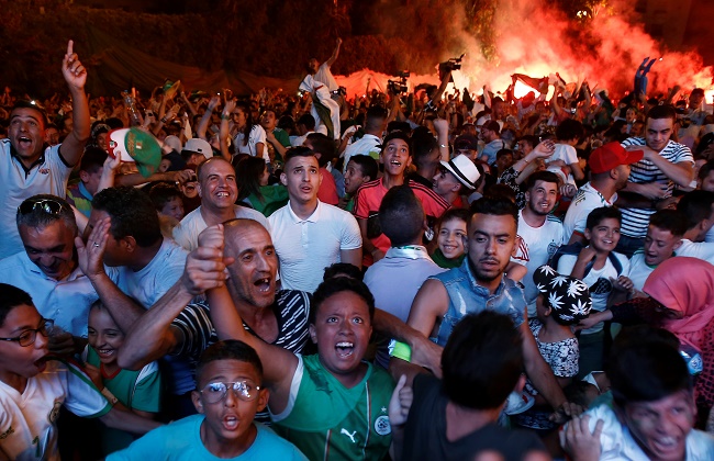 احتفالات الجماهير الجزائرية بتأهل منتخب بلادهم لنهائي إفريقيا