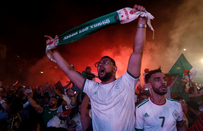احتفالات الجماهير الجزائرية بتأهل منتخب بلادهم لنهائي إفريقيا