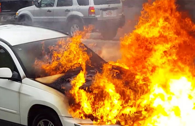 النيران تلتهم سيارة ملاكي في ;هرم سيتي; والنيابة تحقق في الواقعة