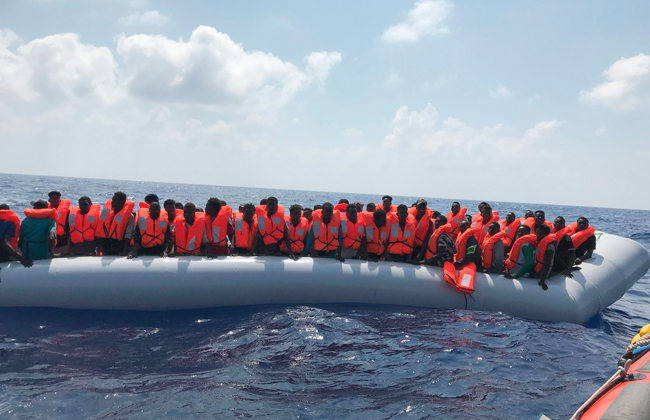 منع سفينة إنقاذ تقل  مهاجرا من دخول المياه الإيطالية