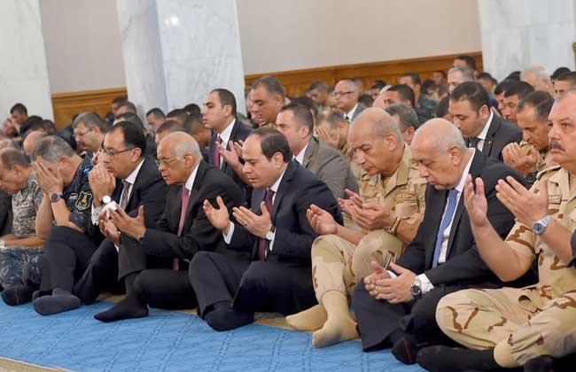 الرئيس السيسي يؤدي صلاة عيد الأضحي المبارك بمدينة العلمين