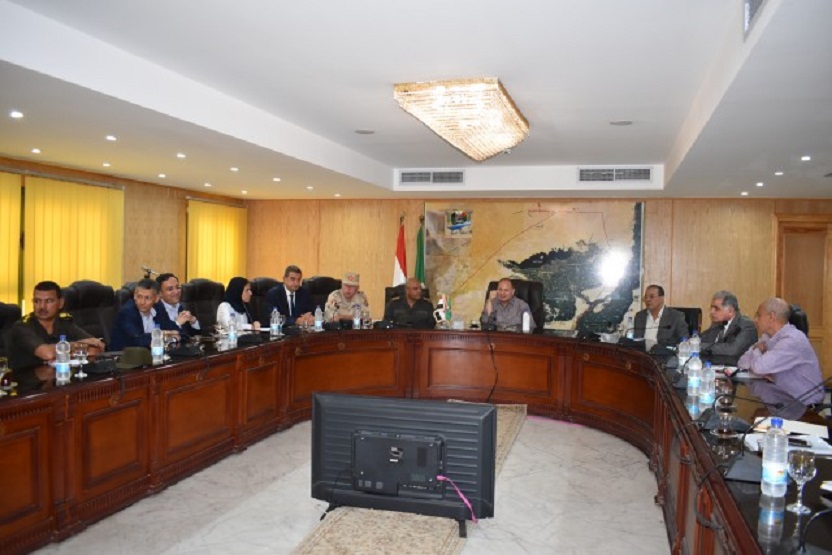  محافظ الفيوم في اجتماعه مع اللجنة الوزارية