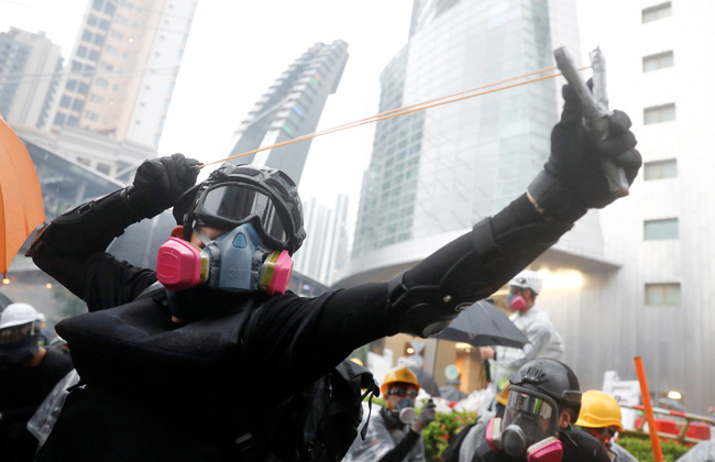 المتظاهرون في هونج كونج يخترقون الحواجز باتجاه البرلمان