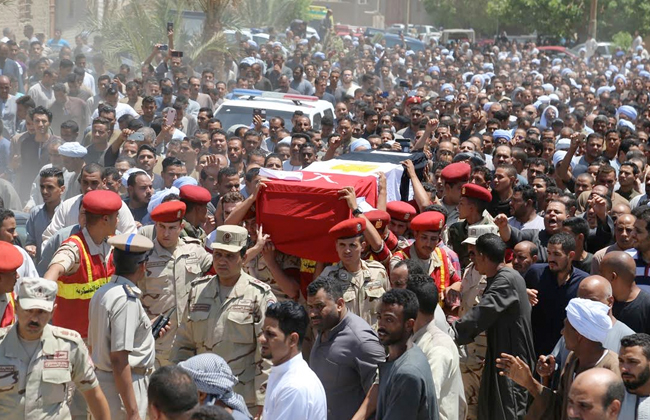 محافظ قنا يشهد الجنازة العسكرية لشهيد القوات المسلحة بقرية المحروسة | صور 