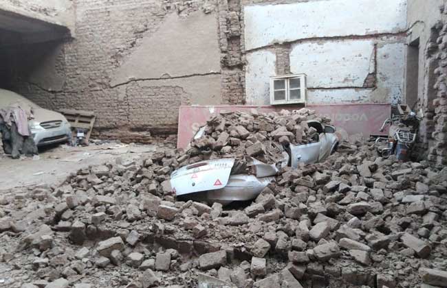 انهيار جدار أحد العقارات وسط مدينة الأقصر دون إصابات | صور