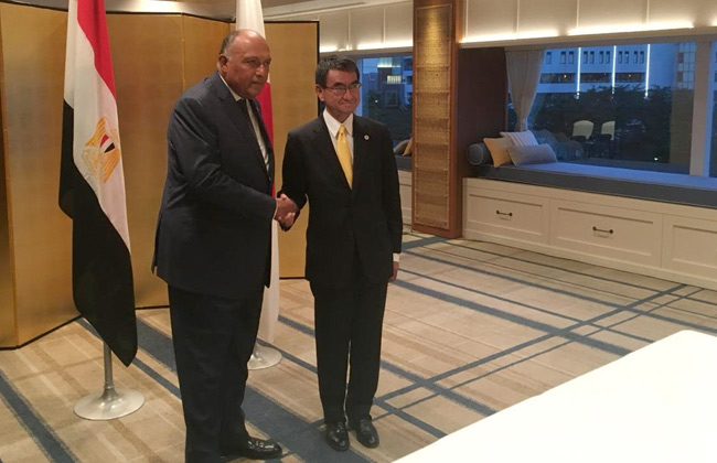 وزير الخارجية يبحث مع نظيره الياباني تعزيز العلاقات الثنائية