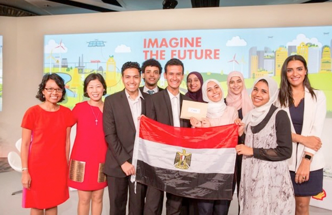 طلاب مصريون يفوزون بمسابقة عالمية بسنغافورة لإيجاد حلول ذكية في مواجهة تحديات المستقبل