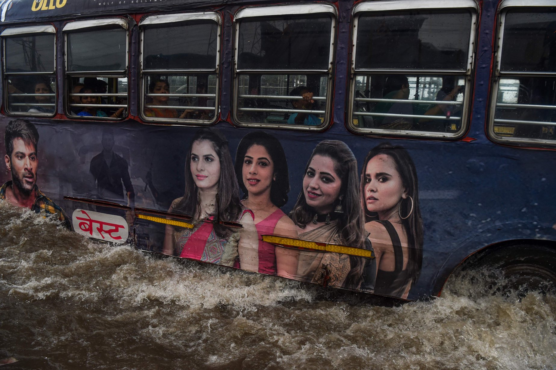 الفيضانات تغرق مومباى