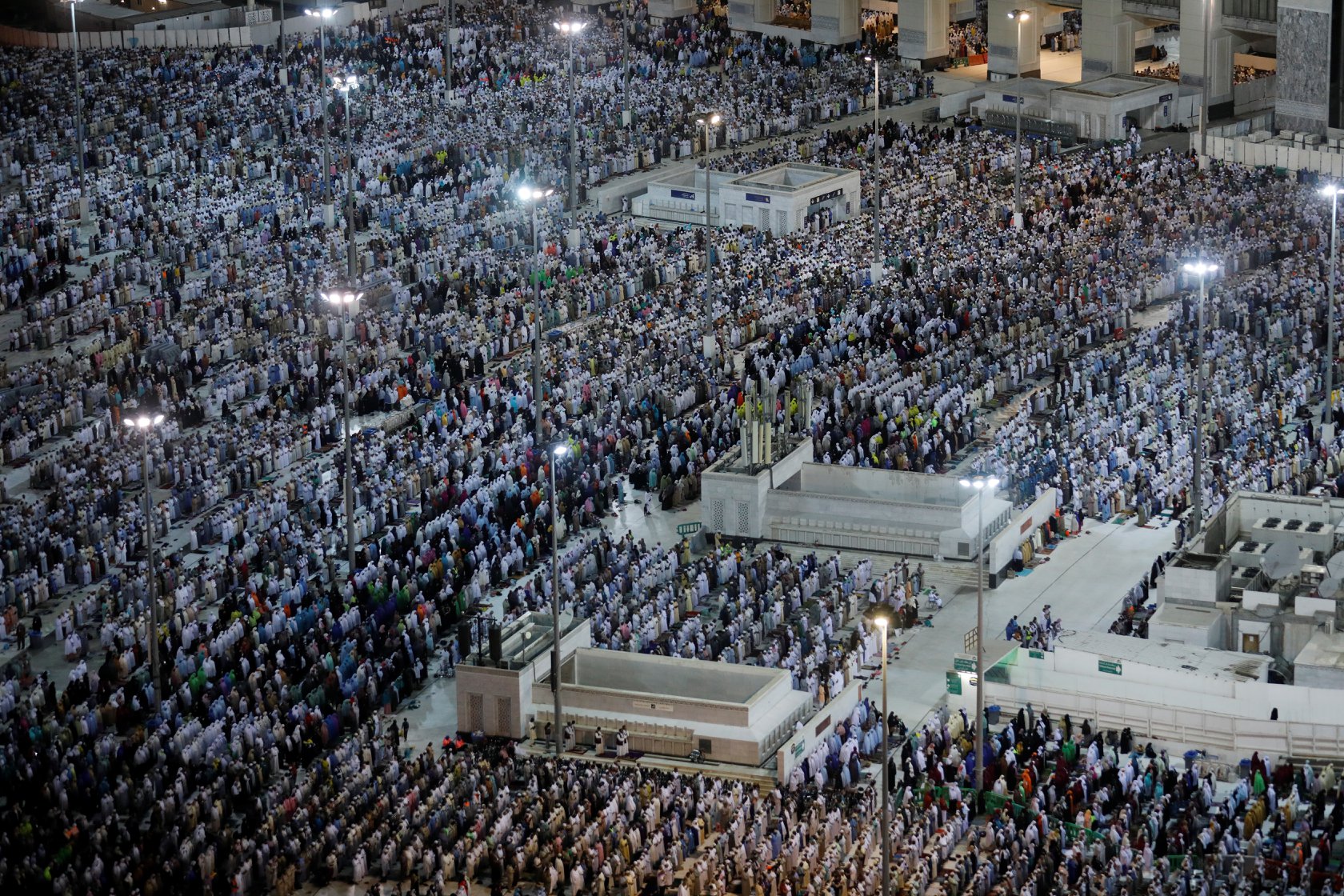 الطائفون والعاكفون والركع السجود يتوافدون على بيت الله الحرام