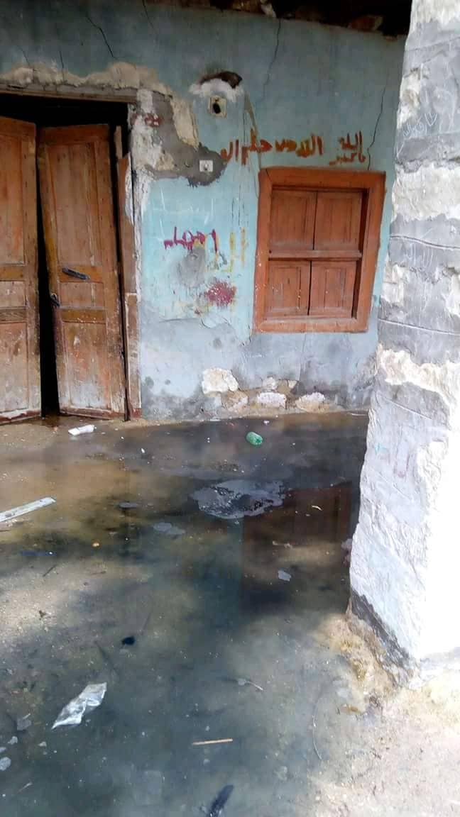 مشاهد من داخل القرية لأزمة الصرف الصحي