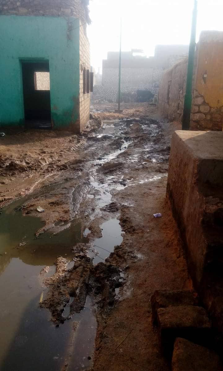مشاهد من داخل القرية لأزمة الصرف الصحي