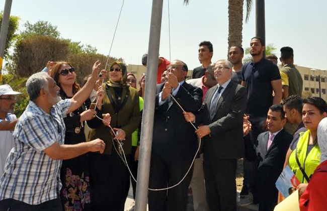 رئيس جامعة حلوان يرفع علم مصر احتفالا ببدء العام الجامعي الجديد  |  صور