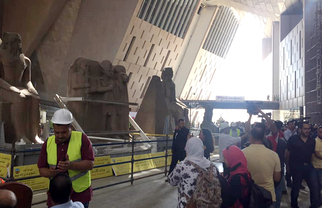 وزيري يشهد مراسم وصول ٤ تماثيل عملاقة بالمتحف المصري الكبير |صور