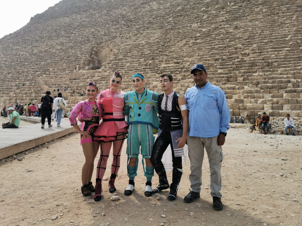 للمرة الأولى في مصر فرقة سيرك دو سولاي العالمية تقدم عروضها وتزور الأهرامات | صور