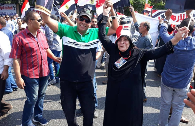 	الجماهير تواصل زحفها للمنصة في مشهد كرنفالي وطني في حب مصر